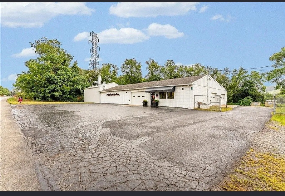 COMMERCIAL BUILDING SITUATED ON 1 ACRE